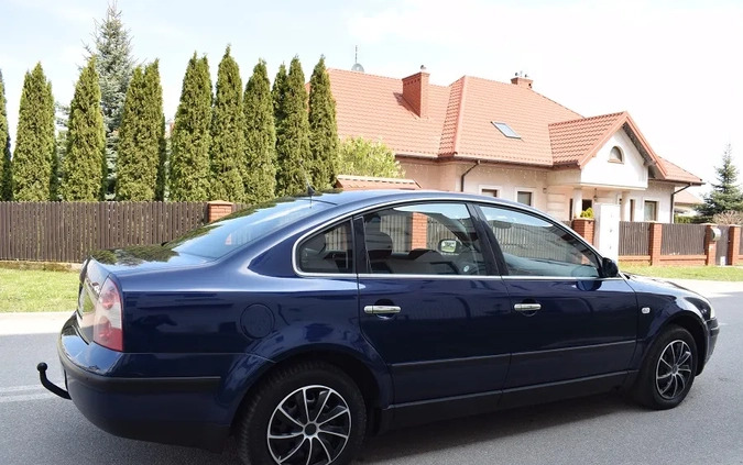 Volkswagen Passat cena 10900 przebieg: 262010, rok produkcji 2003 z Starachowice małe 172